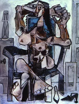 Desnudo Painting - Desnudo en un sillón con una botella de agua Evian, un vaso y zapatos Resumen